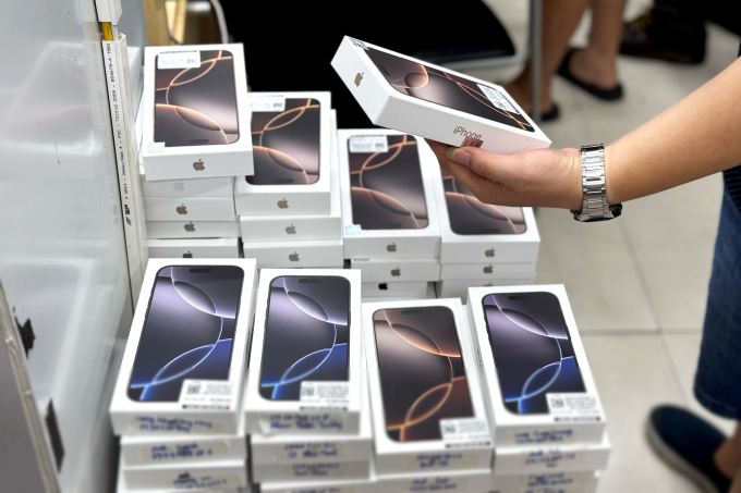 Hộp iPhone 16 Pro Max được xếp chồng tại một cửa hàng trong ngày mở bán tại Việt Nam, tháng 9/2024. Ảnh: Lưu Quý
