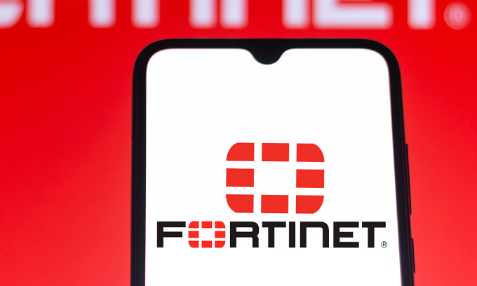 Logo Fortinet trên một chiếc smartphone. Ảnh: ITPro