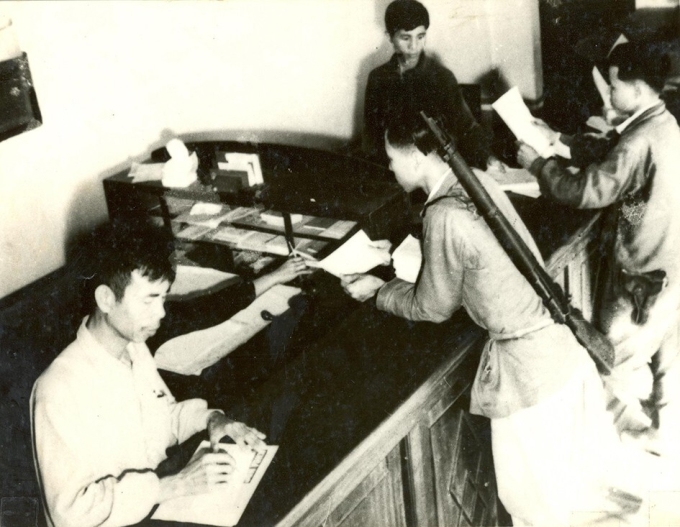 Nhân dân, chiến sĩ, tự vệ Thủ đô sử dụng dịch vụ tại bưu điện. Ảnh: Tư liệu