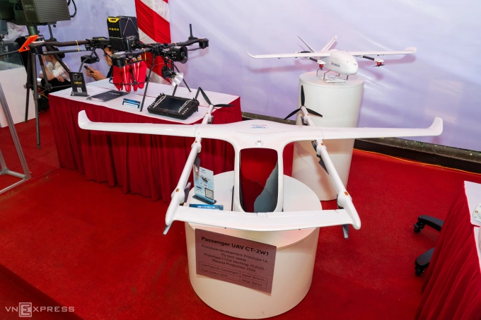 Máy bay không người lái (UAV) do doanh nghiệp Việt Nam phát triển, trưng bày tại Đại hội Đại biểu lần thứ I, Đảng bộ Bộ Khoa học và Công nghệ. Ảnh: Đình Tùng