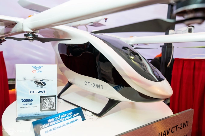 Mô hình CT-2W1 - UAV chở người do CT Group phát triển, tỷ lệ 1:6 so với kích thước thực tế, trưng bày tại Đại hội Đại biểu lần thứ I, Đảng bộ Bộ Khoa học và Công nghệ. Ảnh: Đình Tùng