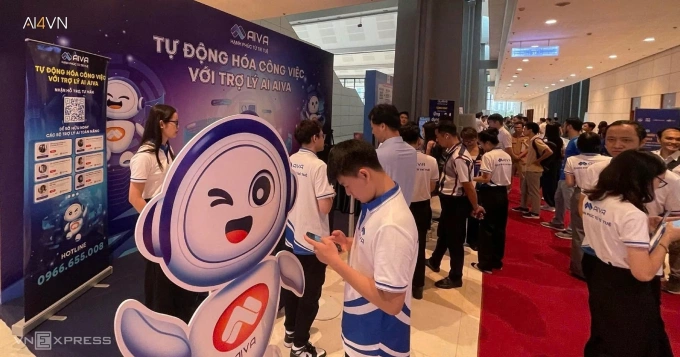 Khách tham quan gian hàng trưng bày sản phẩm ứng dụng trí tuệ nhân tạo tại triển lãm AI Expo trong khuôn khổ AI4VN 2024. Ảnh:Giang Huy