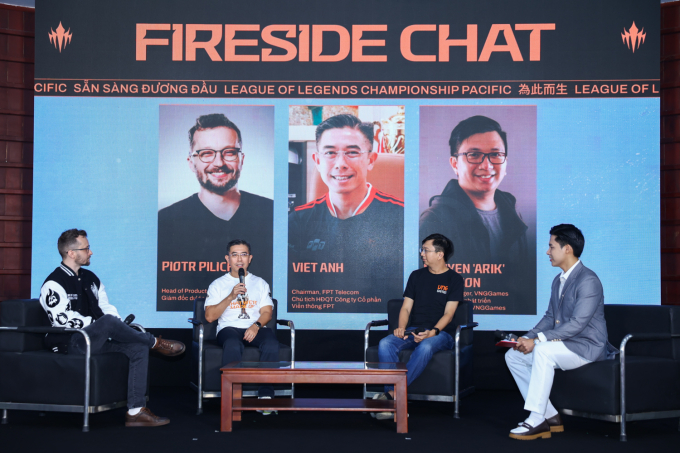 Ông Hoàng Việt Anh - Chủ tịch FPT Telecom (thứ hai từ trái sang) cùng các đại diện ban tổ chức khác trả lời câu hỏi từ các cơ quan truyền thông, báo chí trong và ngoài nước tại họp báo sáng 19/9. Ảnh: Quỳnh Trần