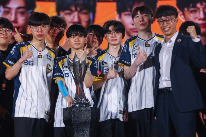 HongQ cùng CFO nâng Cup vô địch LCP Finals 2025 ở Cung thể thao Tiên Sơn, Đà Nẵng. Ảnh: Quỳnh Trần