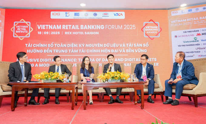 Các diễn giả tại sự kiện Diễn đàn Ngân hàng Bán lẻ Việt Nam 2025. Ảnh: Bảo Lâm