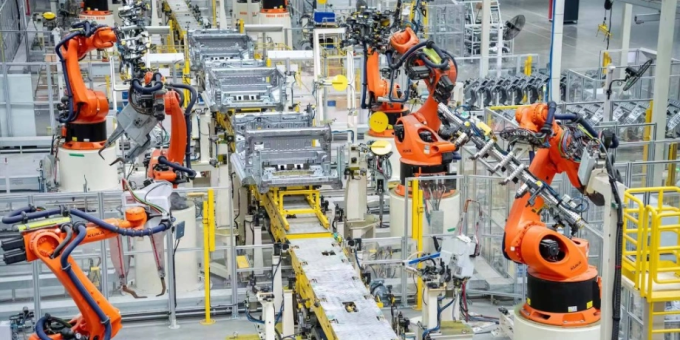 Robot sản xuất bên trong nhà máy Zibo Smart Factory của hãng xe Trung Quốc Geely Group. Ảnh: X/Geely Group