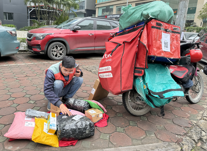 Giao hàng tiết kiệm, chuyển hàng, chuyển phát nhanh tại phố Duy Tân. Ảnh: Ngọc Thành
