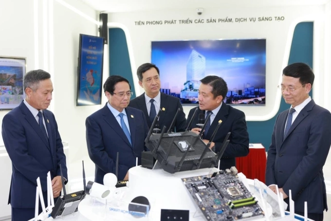 Thủ tướng Phạm Minh Chính và Bộ trưởng Khoa học và Công nghệ Nguyễn Mạnh Hùng tham quan gian trưng bày bộ định tuyến Wi-Fi 7 do VNPT phát triển. Ảnh:Thúy Quỳnh