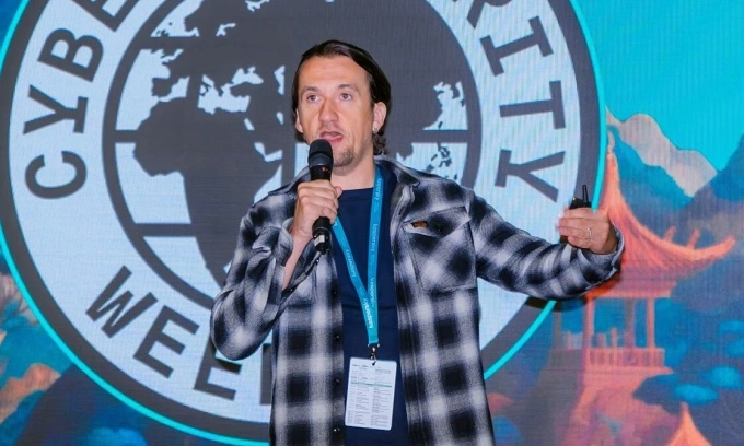 Sergey Lozhkin phát biểu tại sự kiện. Ảnh: Nhiên Đỗ