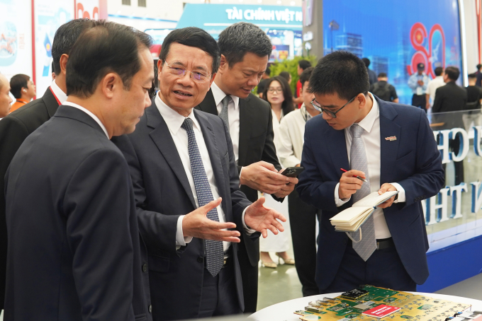 Bộ trưởng Nguyễn Mạnh Hùng tại gian trưng bày thiết bị 5G do Viettel sản xuất tại Triển lãm 80 năm thành tựu đất nước, tháng 8/2025. Ảnh: Lưu Quý