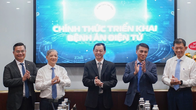 Thứ trưởng Y tế Nguyễn Tri Thức (ở giữa) và các đại diện ấn nút công bố hồ sơ sức khỏe điện tử tại Bệnh viện Chợ Rẫy, chiều 5/9. Ảnh: Nguyên Hạnh