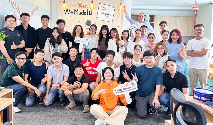 Đội ngũ TechX mừng danh hiệu AWS Premier Partner Tier Service. Ảnh: TechX