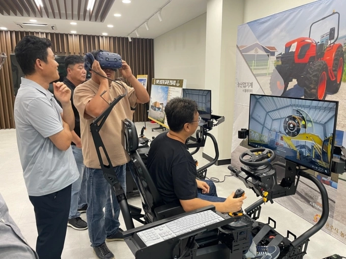 Học viên học nghề vận hành thiết bị công nghệ thực tế ảo. Ảnh: Big Pictures