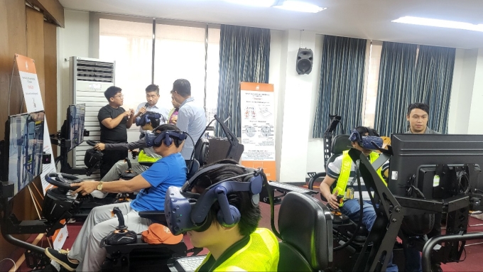 Học viên học với thiết bị thực tế. Ảnh: Big Pictures