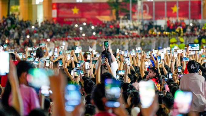 Hàng nghìn thiết bị di động được người dân sử dụng tại một sự kiện, tháng 8/2025. Ảnh: Nguyễn Đông