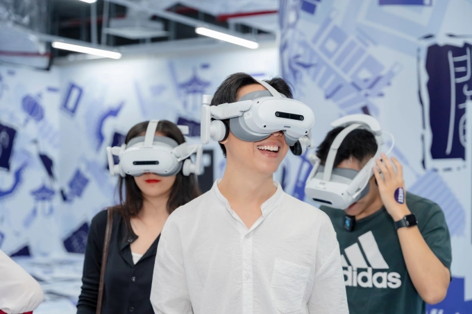 Khách tham quan trải nghiệm công nghệ thực tế ảo.