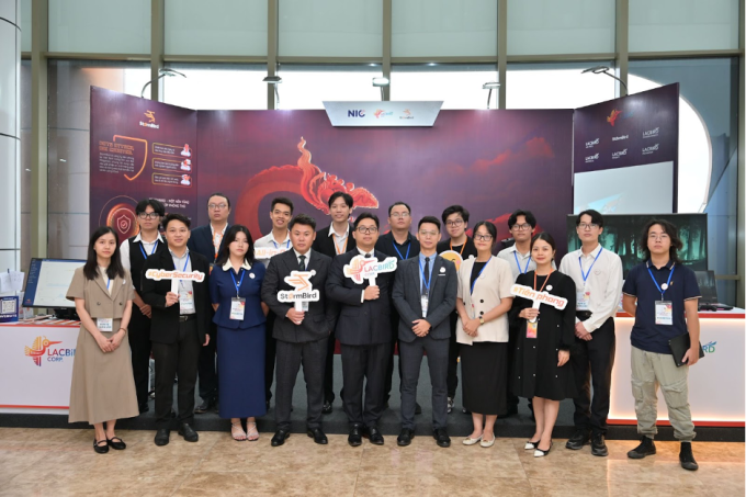 Đội ngũ Lacbird tại triển lãm VIIE 2025. Ảnh: Lacbird