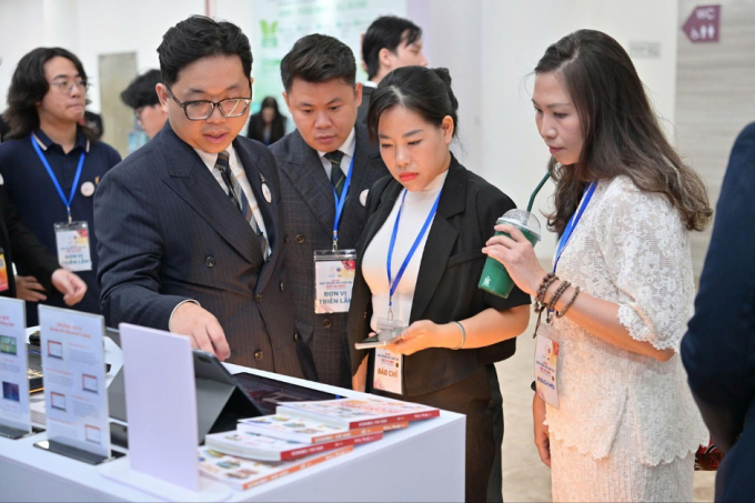 Nhiều người tham dự quan tâm tới các sản phẩm game giáo dục cho trẻ em. Ảnh: Lacbird