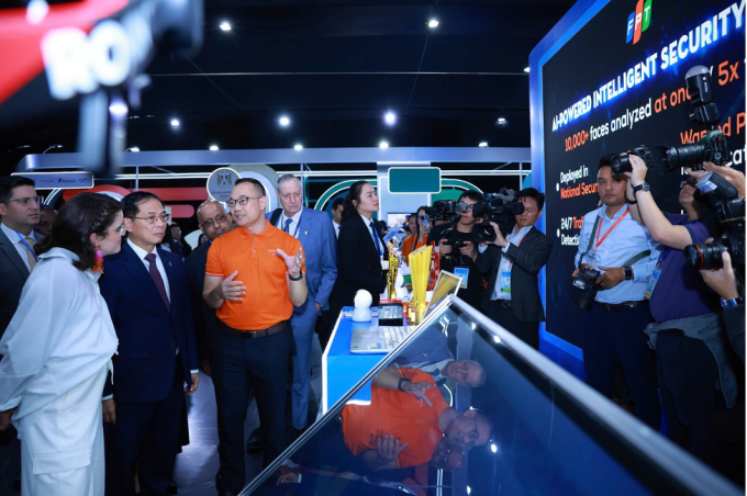 Phó Thủ tướng Bùi Thanh Sơn (thứ hai từ trái) và Phó Tổng thống Ecuador María José Pinto (trái) nghe đại diện FPT giới thiệu nền tảng bảo mật ứng dụng AI. Ảnh: FPT