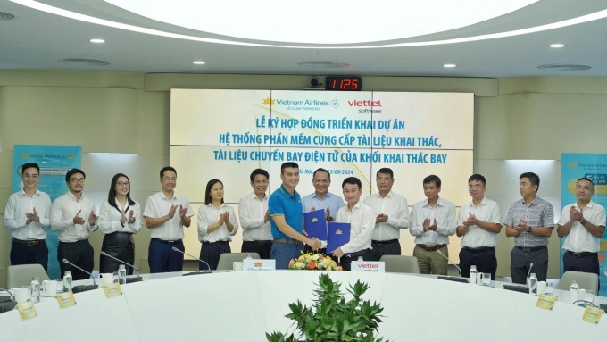 Đại diện Vietnam Airlines và Viettel Software tại lễ ký kết hợp đồng triển khai dự án Hệ thống phần mềm cung cấp tài liệu khai thác, tài liệu chuyến bay điện tử (Moplus). Ảnh: Viettel