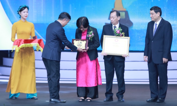 Nhóm tác giả Bệnh viện Chợ Rẫy Giải thưởng Nhân tài Đất Việt lần thứ 18, tổ chức tại Hà Nội tối 27/10. Ảnh: Bệnh viện cung cấp