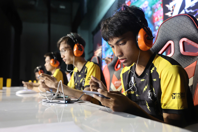 Tuyển thủ thi đấu tại trận chung kết giải Vô địch quốc gia Mobile Legends: Bang Bang. Ảnh: Quỳnh Trần