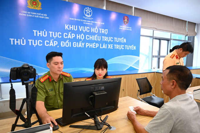 Người dân đến làm thủ tục hành chính tại Trung tâm phục vụ hành chính công Tp Hà Nội. Ảnh: Giang Huy