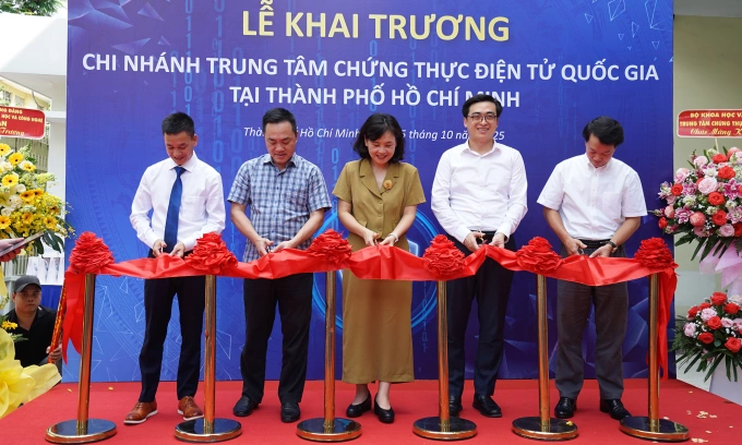 Các đại diện cắt băng khánh thành chi nhánh Trung tâm Chứng thực điện tử quốc gia tại TP HCM. Ảnh: Bảo Lâm