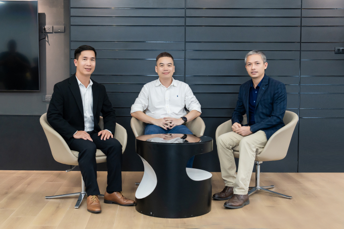 Từ trái sang phải: ông Trần Hùng Thiện, Nhà sáng lập và Chủ tịch Công ty nghiên cứu thị trường GCOMM; ông Nguyễn Anh Đức, Giám đốc FPT Camera và FPT Smart Home; ông Lê Vũ Minh, Giám đốc tư vấn FPT Digital, chụp ảnh trước tọa đàm ngày 1/10. Ảnh: Tùng Đinh