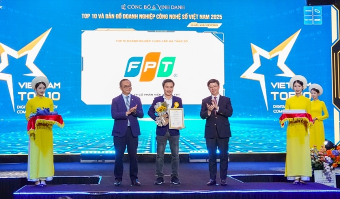 FPT nhận giải tại lễ trao giải Tech&Map 2025 hạng mục doanh nghiệp cung cấp hạ tầng số. Ảnh: FPT