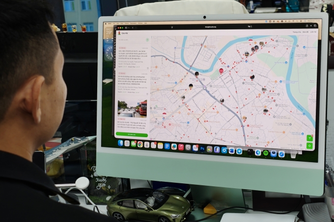 Người dùng tra cứu bản đồ thông tin cứu hộ. Ảnh: Trọng Đạt
