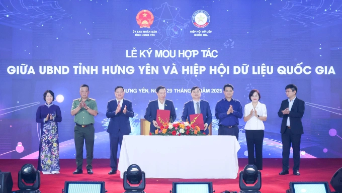 Lễ ký Biên bản ghi nhớ về phát triển kinh tế dữ liệu giữa UBND tỉnh Hưng Yên và Hiệp hội Dữ liệu Quốc gia. Ảnh: Hoàng Anh