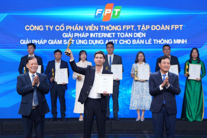 Đại diện FPT nhận giải tại sự kiện. Ảnh: FPT