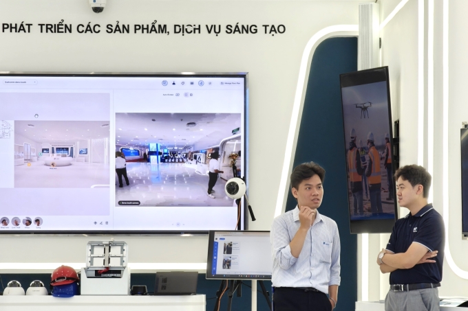 Một vài sản phẩm công nghệ Make in Viet Nam do VNPT nghiên cứu, phát triển. Ảnh: Trọng Đạt