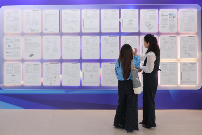 Loạt bằng sáng chế của Qualcomm được trưng bày tại sự kiện. Ảnh: Thanh Tùng