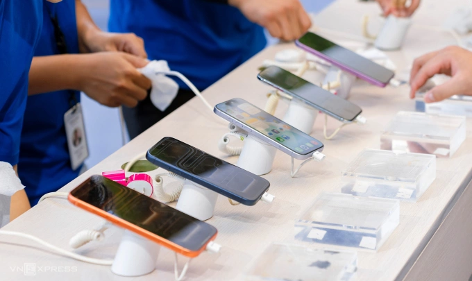 iPhone 17 series trưng bày trong ngày đầu mở bán tại một hệ thống. Ảnh: Tuấn Hưng