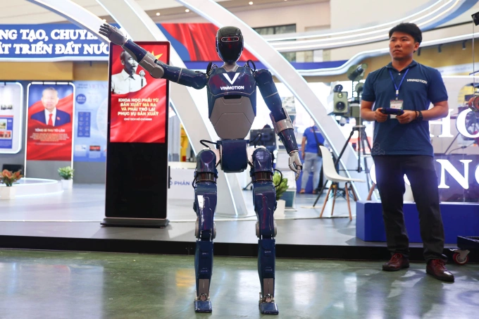Robot hình người VinMotion tại triển lãm thành tựu đất nước. Ảnh: Trần Quỳnh