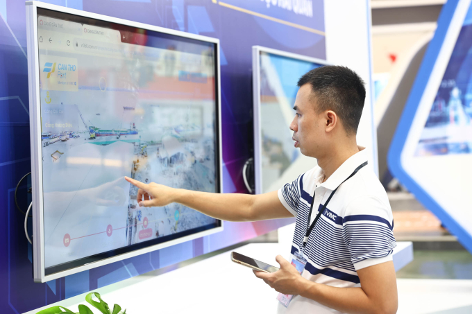 Người xem tương tác với mô hình cảng Cần Thơ được tái hiện trên không gian ảo tại Triển lãm 80 năm thành tựu đất nước. Ảnh: Trần Quỳnh
