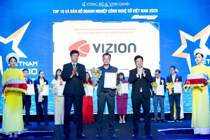 Ông Đào Trường Giang - CTO Vizion (giữa) nhận giải Top 10 Tech&Map 2025. Ảnh: Vizion