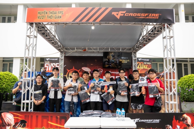 Sinh viên trải nghiệm tựa game Crossfire: Legends của Nhà phát hành VNGGames. Ảnh: NSOC 2025