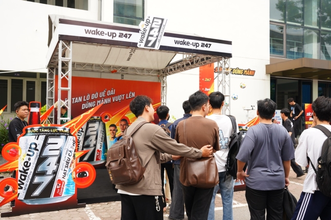 Sinh viên xếp hàng chơi game ở khu vực của nhãn hàng Wake-up 247. Ảnh: NSOC 2025