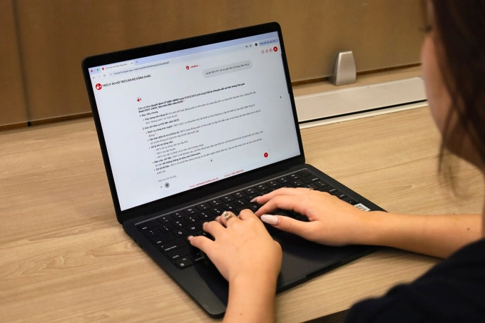 Một người đang sử dụng trợ lý ảo hỗ trợ cán bộ công chức. Ảnh: Quỳnh Trang