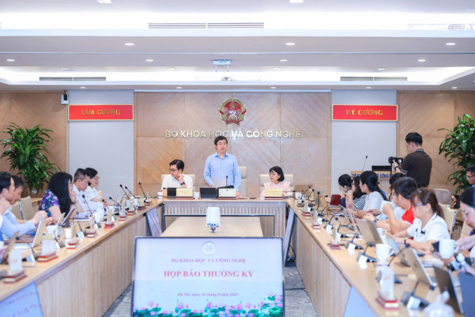 Thứ trưởng Bùi Hoàng Phương chia sẻ về sự kiện Tuần lễ số, tại họp báo thường kỳ tháng 9 Bộ Khoa học và Công nghệ, sáng 29/9. Ảnh: Doãn Mạnh