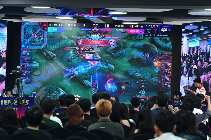 Cuộc giao tranh diễn ra kịch tích giữa RLG SE và SGP trong trận chung kết nhánh thắng. Ảnh: Visa VMC Winter 2025