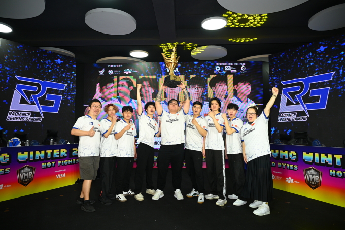RLG SE giành cup vô địch Visa VMC Winter 2025. Ảnh: Quỳnh Trần