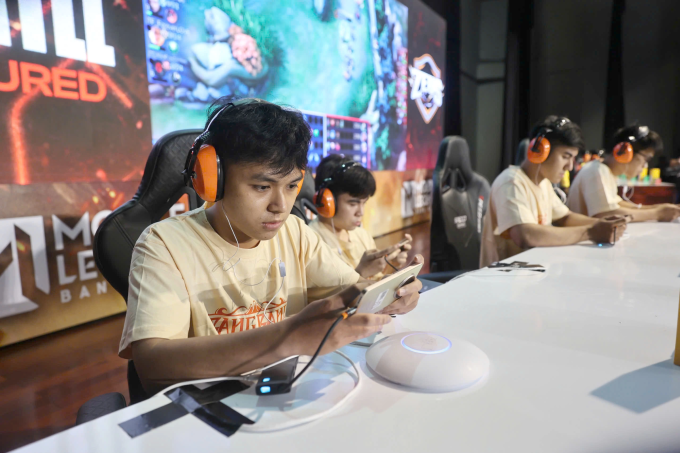 Các tuyển thủ thi đấu tại Giải vô địch quốc gia Mobile Legends: Bang Bang Vietnam Championship (VMC) 2024. Ảnh: Quỳnh Trần