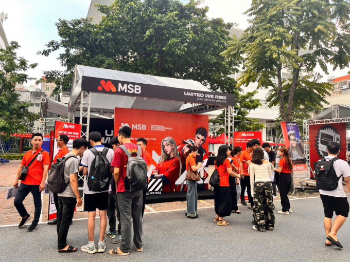 Sinh viên tham gia các hoạt động mini game nhận thưởng tại các gian hàng của Ngân hàng TMCP Hàng Hải Việt Nam (MSB). Ảnh: NSOC 2025