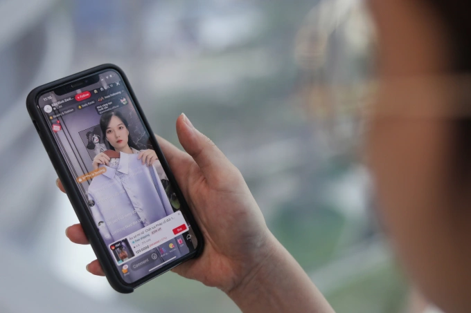 Người tiêu dùng xem livestream bán hàng qua mạng xã hội. Ảnh: Thành Nguyễn