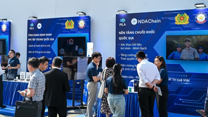 Triển lãm các sản phẩm liên quan đến dữ liệu, trong khuôn khổi lễ ra mắt Trung tâm sáng tạo, khai thác dữ liệu. Ảnh: Minh Sơn