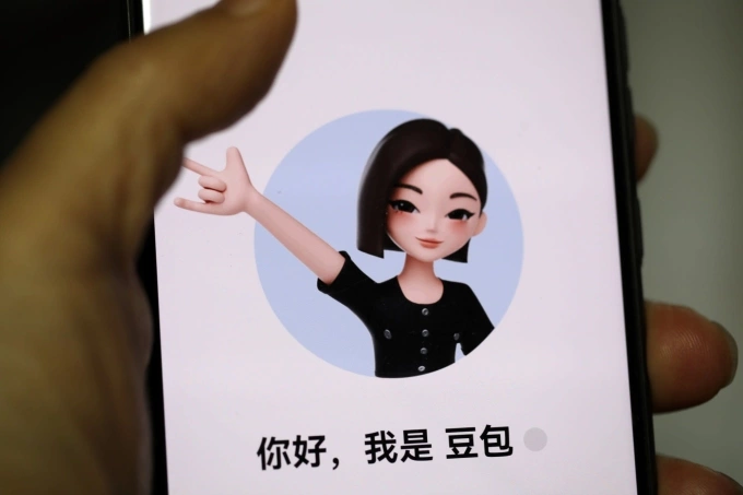 Doubao, ứng dụng AI do ByteDance phát triển, trên màn hình smartphone ở Bắc Kinh năm 2024. Ảnh: Simon Song